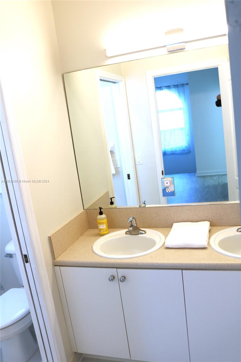 1032 Northeast 40th Road Homestead, FL 33033 - Photo 13 of 16 Gallery Image 13