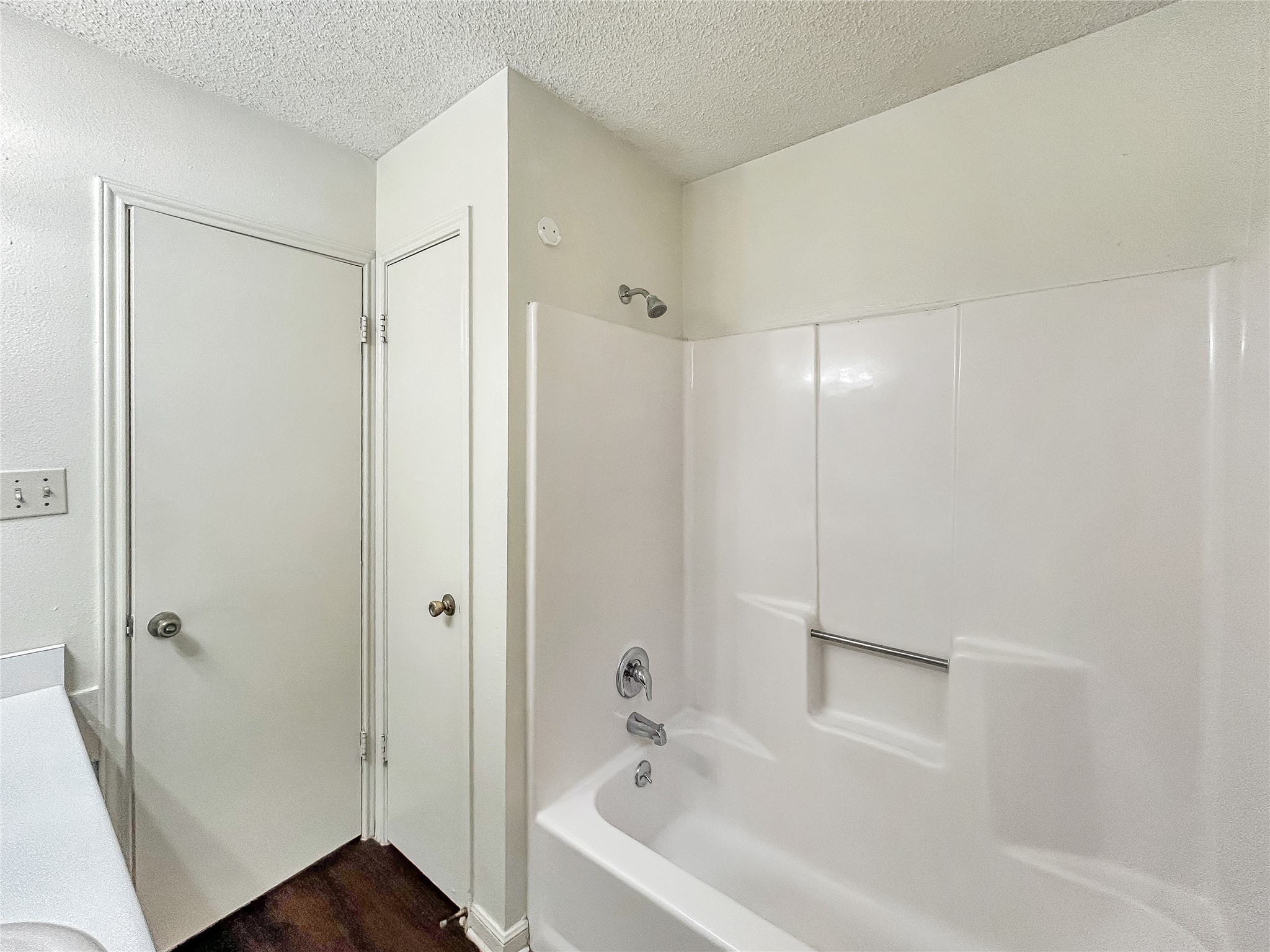2008 Alex Avenue, Unit A Austin, TX 78728 - Photo 7 of 22 Primary Bathroom with Combined Shower and Tub