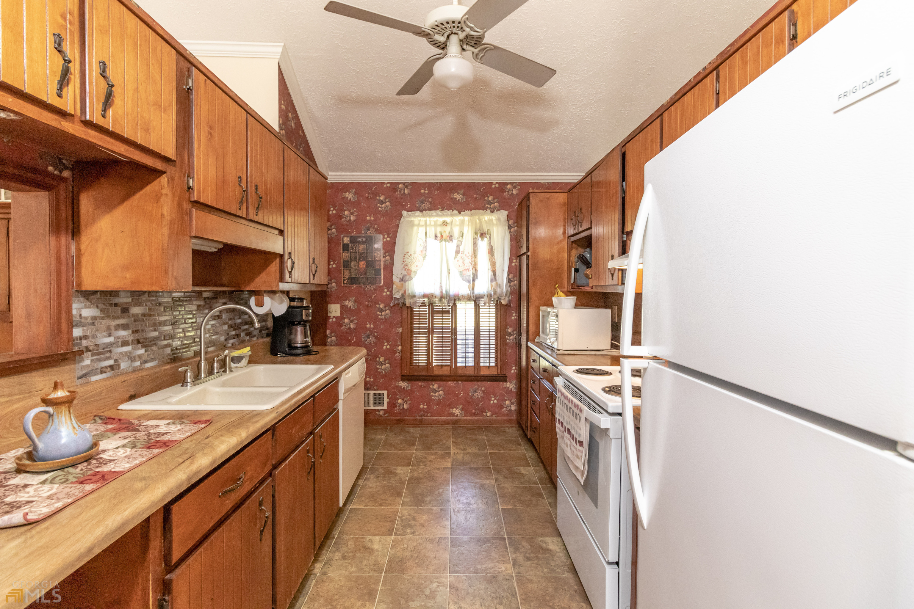 164 Jones Road Molena, GA 30258 - Photo 11 of 25 a kitchen with a sink appliances and cabinets