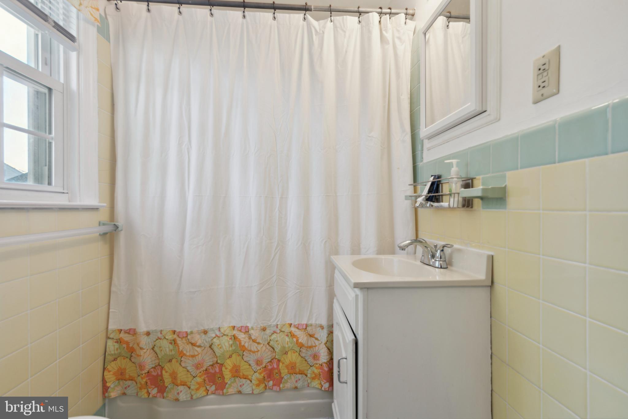 307 Derwyn Road Lansdowne, PA 19050 - Photo 16 of 33 Bathroom