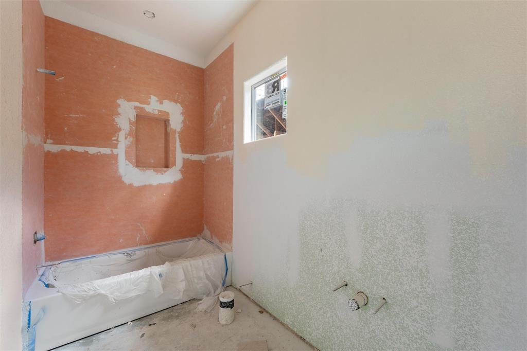 211 Lopez Street Bellmead, TX 76705 - Photo 9 of 15 a bathroom with a tub