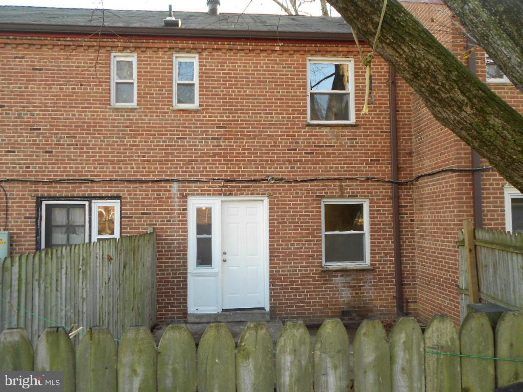 2811 16th Road South, Unit 2811A Arlington, VA 22204 - Photo 21 of 30 Superior all brick exterior.