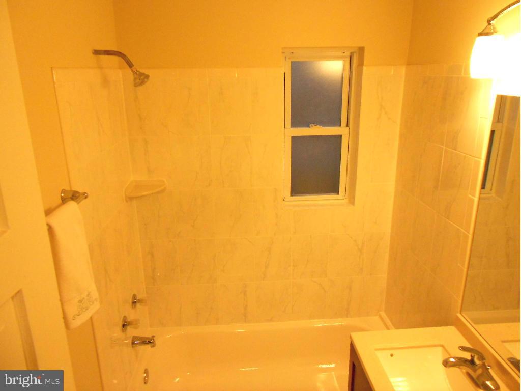 2811 16th Road South, Unit 2811A Arlington, VA 22204 - Photo 26 of 30 Lovely bath.