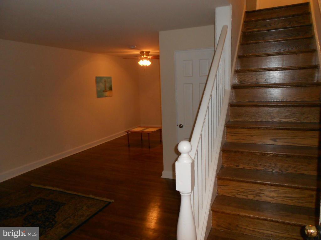 2811 16th Road South, Unit 2811A Arlington, VA 22204 - Photo 6 of 30 Looking into main level from entryway.
