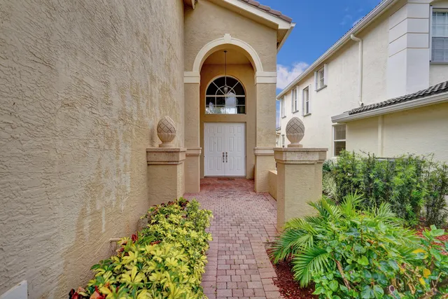 a view of an entrance of the house