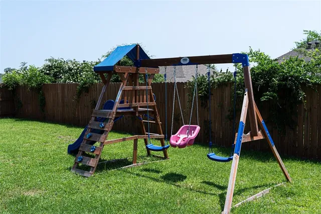 a small hurt is sitting in the grass