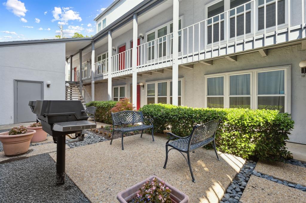 3827 Gilbert Avenue, Unit 214 Dallas, TX 75219 - Photo 21 of 25 a view of a building and chairs in patio