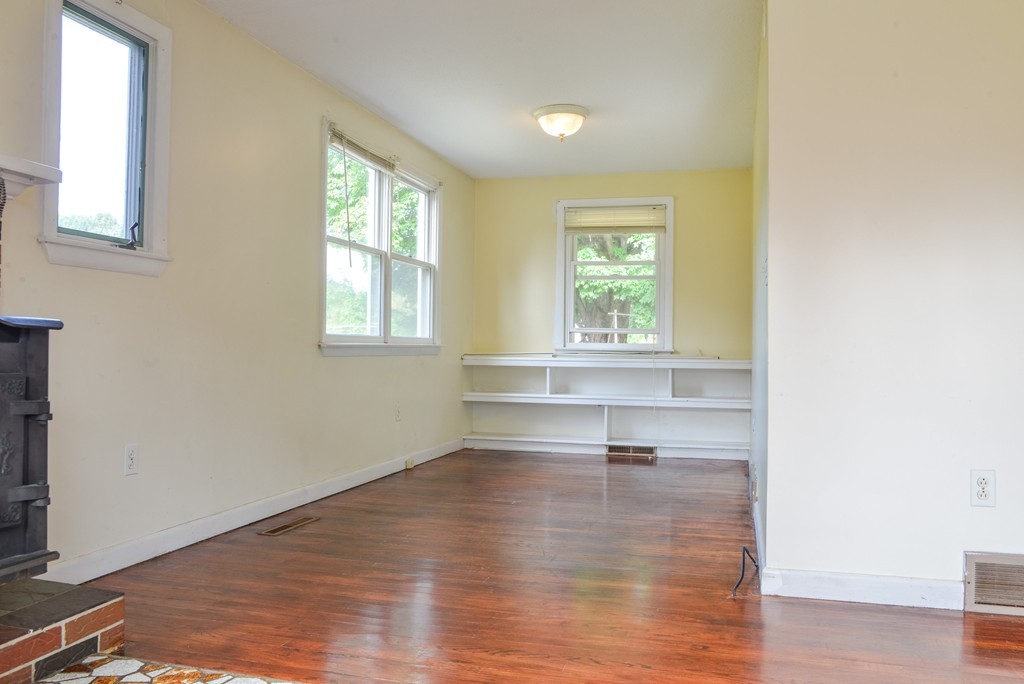 93 Sackett Road Westfield, MA 01085 - Photo 6 of 30 Gallery Image 6