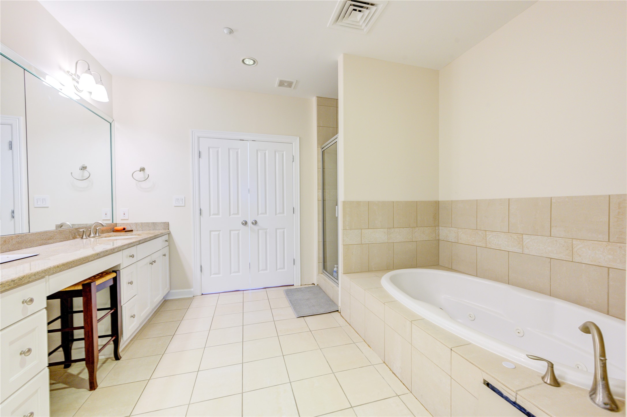 914 Main Street, Unit 911 Houston, TX 77002 - Photo 28 of 30 a spacious bathroom with a tub sink and mirror
