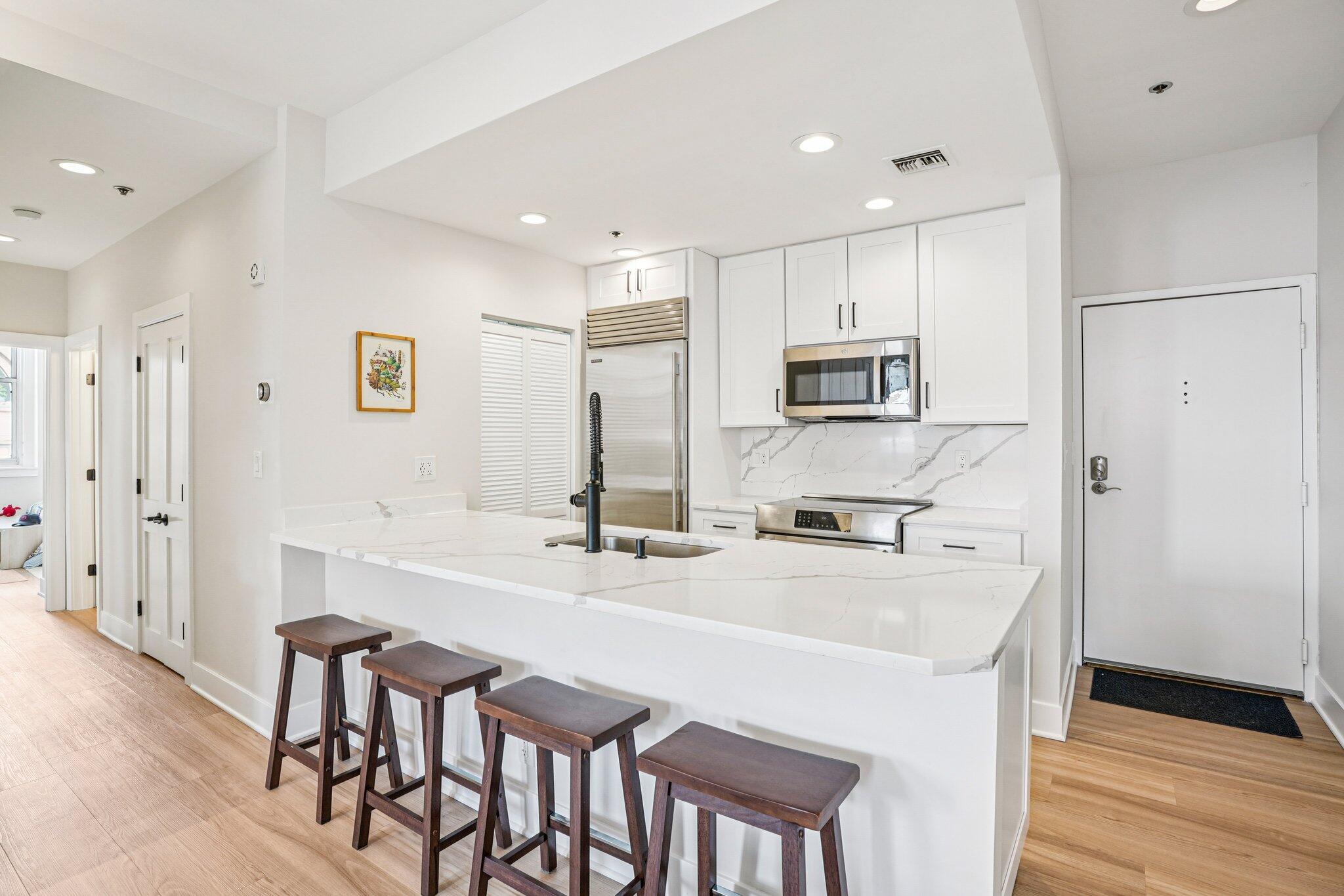 234 North Broadway, Unit 510 Milwaukee, WI 53202 - Photo 19 of 49 Breakfast Bar and Kitchen