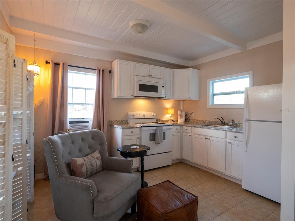 14335 North US Highway 441 Citra, FL 32113 - Photo 34 of 40 a living room with furniture and a window