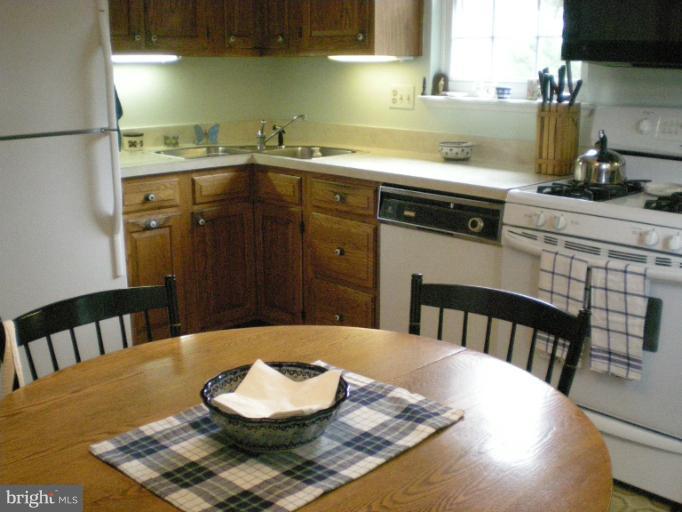 6522 Redgate Circle Baltimore, MD 21228 - Photo 4 of 19 Stuart kitchen w/ table space & access to outside