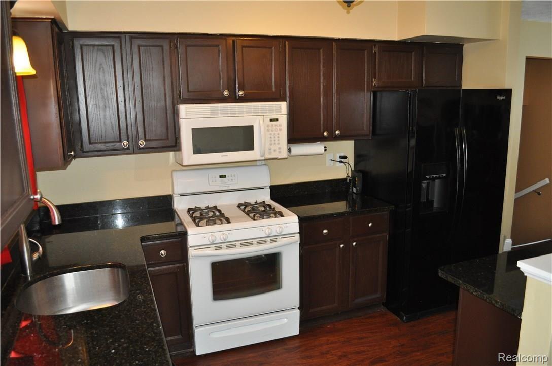 2995 Harding Street Pinckney, MI 48169 - Photo 3 of 13 3 kitchen.JPG