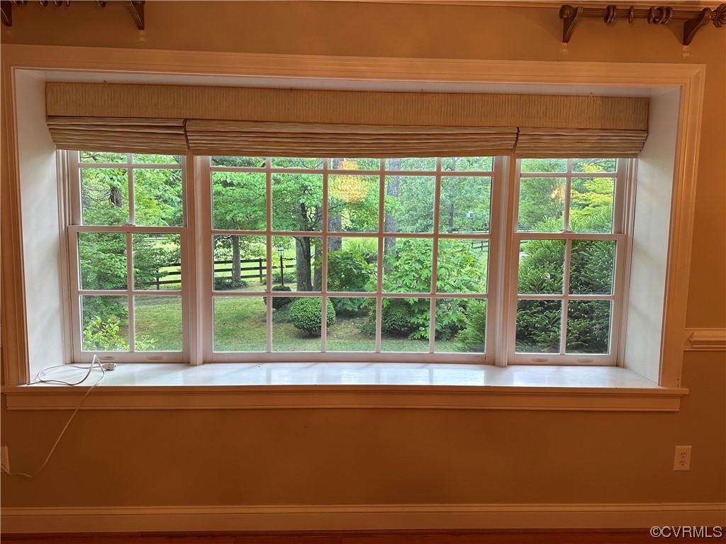 10254 Mannheim Drive Ashland, VA 23005 - Photo 12 of 43 bay window in dining rm. wonderful views!