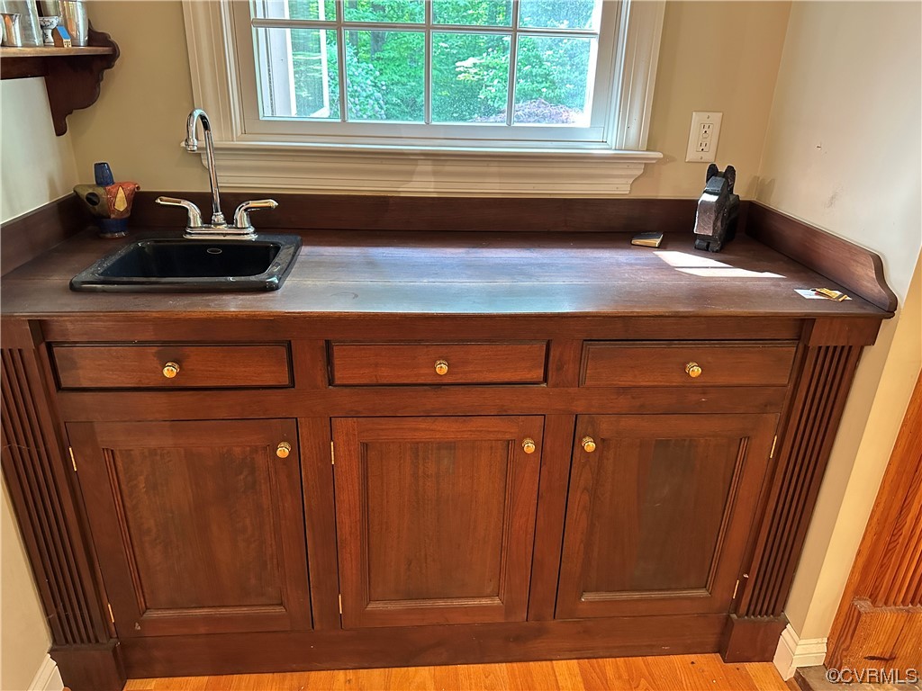 10254 Mannheim Drive Ashland, VA 23005 - Photo 9 of 43 wet bar in living rm