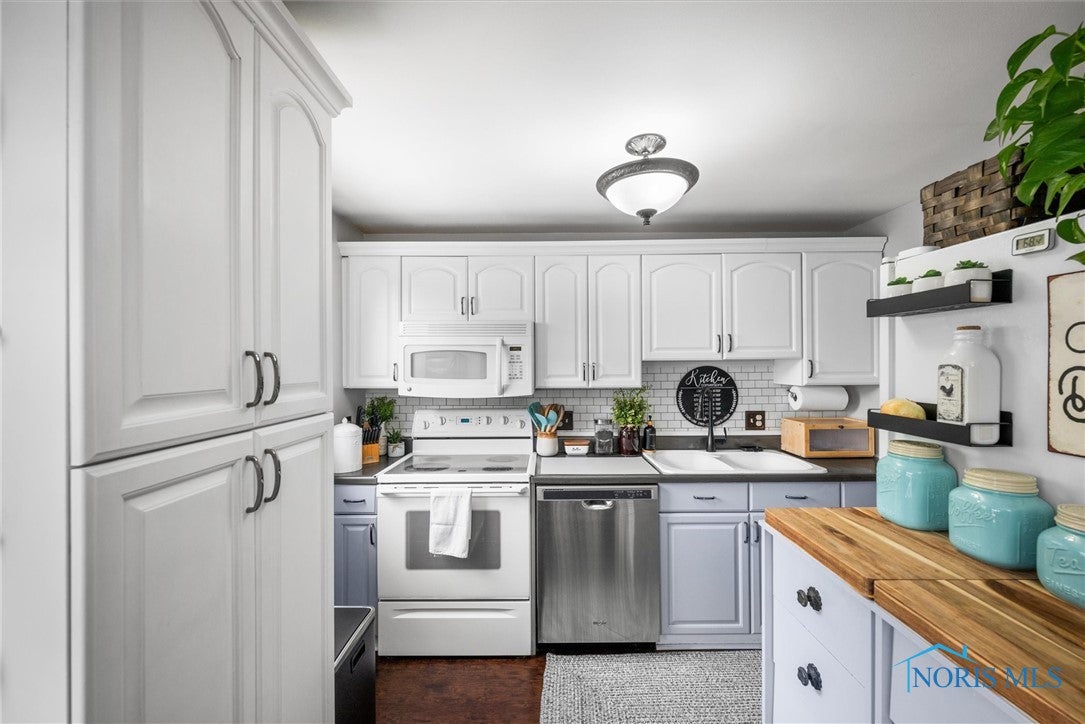 5453 Brook Point Road Toledo, OH 43611 - Photo 12 of 32 Kitchen