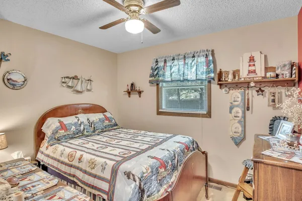 $188,900 | 707 Crescent Drive, Hesston, KS 67062