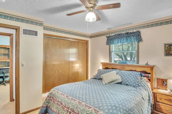 $188,900 | 707 Crescent Drive, Hesston, KS 67062