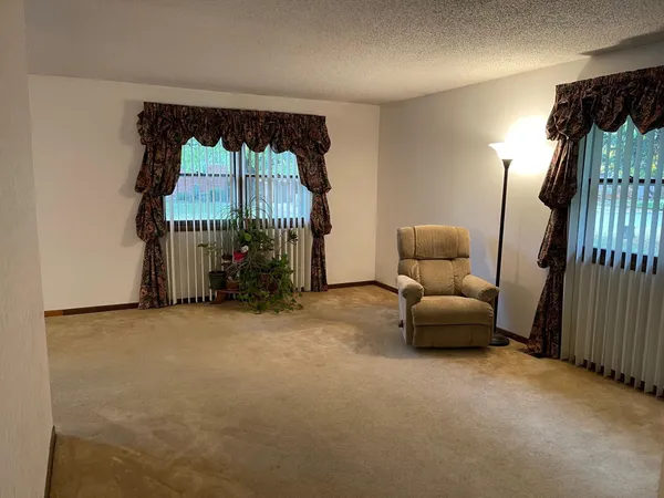 $188,900 | 707 Crescent Drive, Hesston, KS 67062