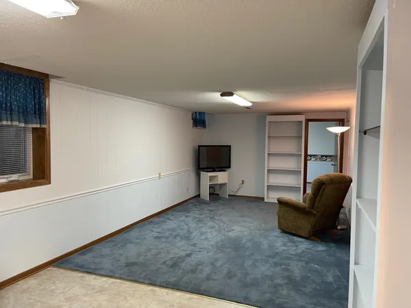 $188,900 | 707 Crescent Drive, Hesston, KS 67062