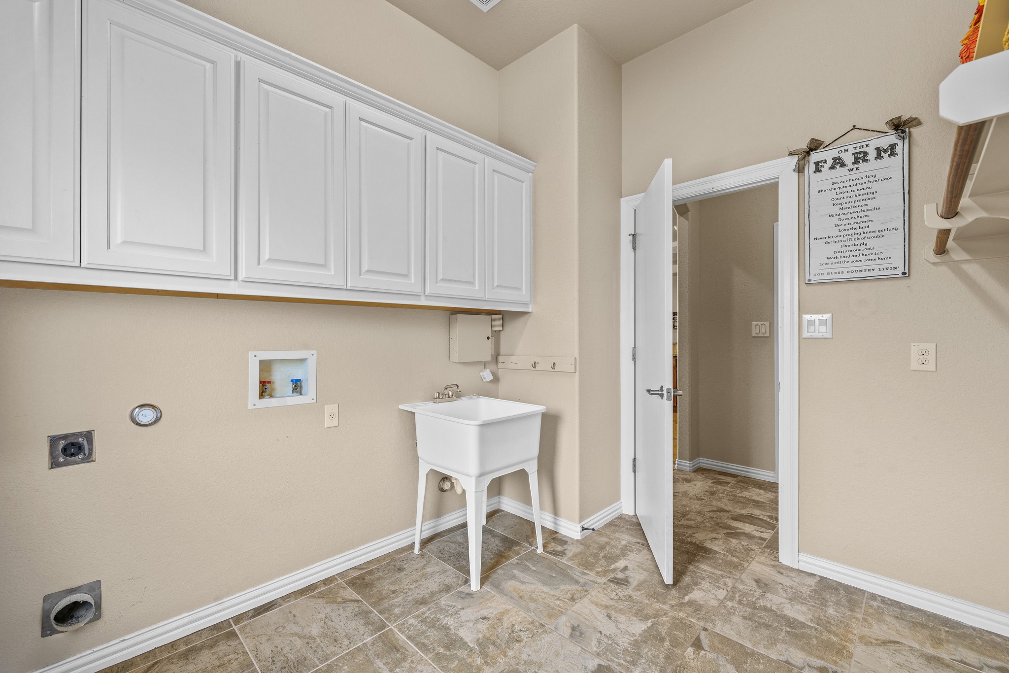 204 Skyline Road Georgetown, TX 78628 - Photo 30 of 40 Laundry room featuring cabinet space, gas dryer hookup, hookup for an electric dryer, and hookup for a washing machine