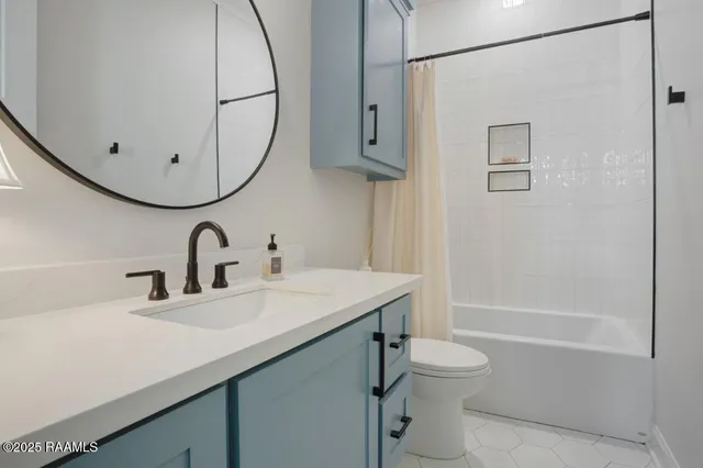 $365,000 | 104 Oak Village Drive, Scott, LA 70583