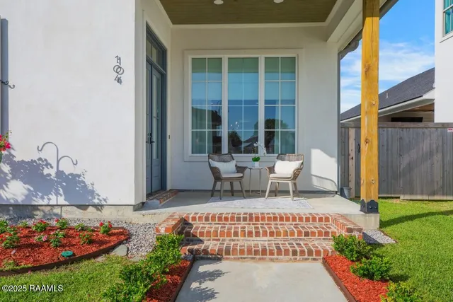 $365,000 | 104 Oak Village Drive, Scott, LA 70583