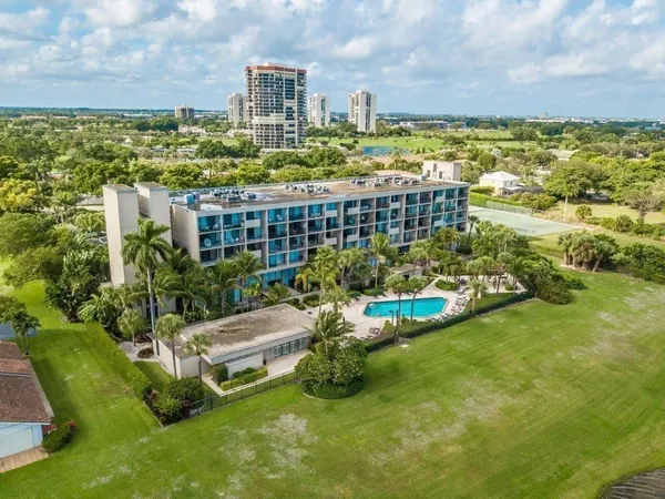 $2,100 | 1830 Embassy Drive, Unit 613, West Palm Beach, FL 33401