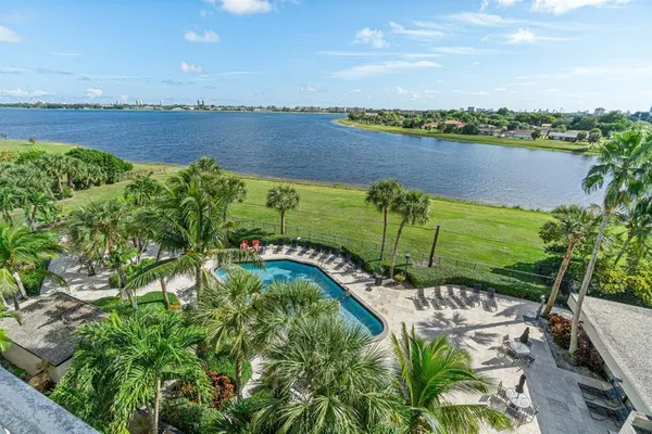 $2,100 | 1830 Embassy Drive, Unit 613, West Palm Beach, FL 33401