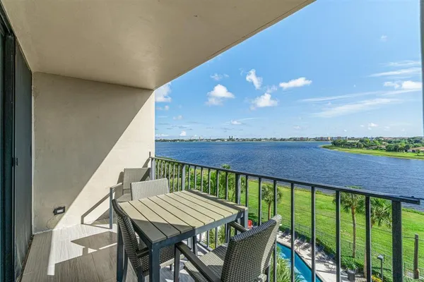 $2,100 | 1830 Embassy Drive, Unit 613, West Palm Beach, FL 33401
