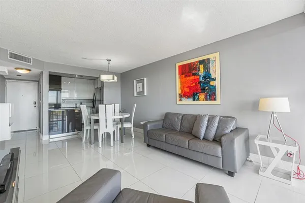 $2,100 | 1830 Embassy Drive, Unit 613, West Palm Beach, FL 33401