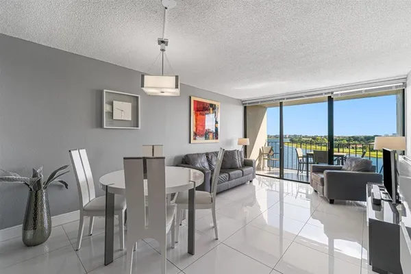 $2,100 | 1830 Embassy Drive, Unit 613, West Palm Beach, FL 33401
