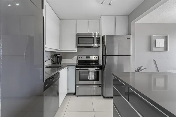 $2,100 | 1830 Embassy Drive, Unit 613, West Palm Beach, FL 33401