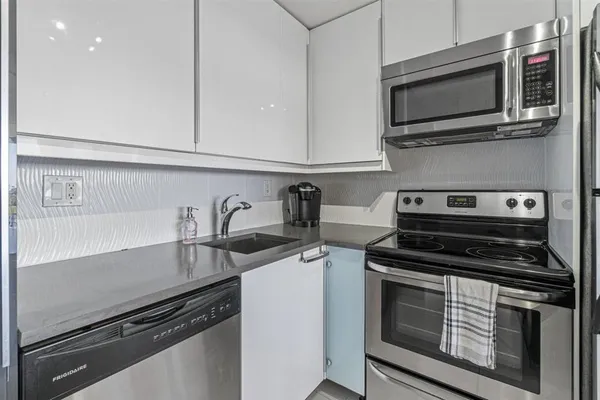 $2,100 | 1830 Embassy Drive, Unit 613, West Palm Beach, FL 33401