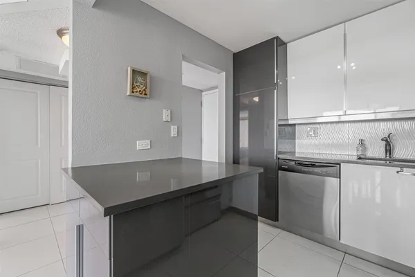 $2,100 | 1830 Embassy Drive, Unit 613, West Palm Beach, FL 33401