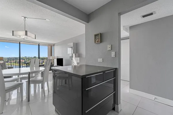 $2,100 | 1830 Embassy Drive, Unit 613, West Palm Beach, FL 33401