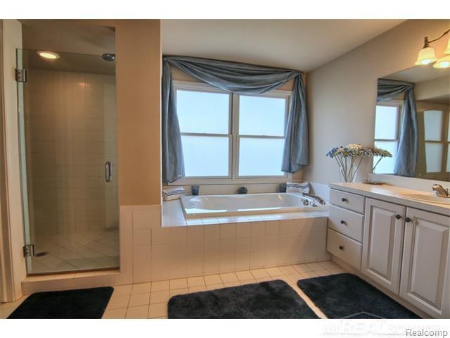 1353 Welland Drive Rochester, MI 48306 - Photo 20 of 35 31267417-19.JPG