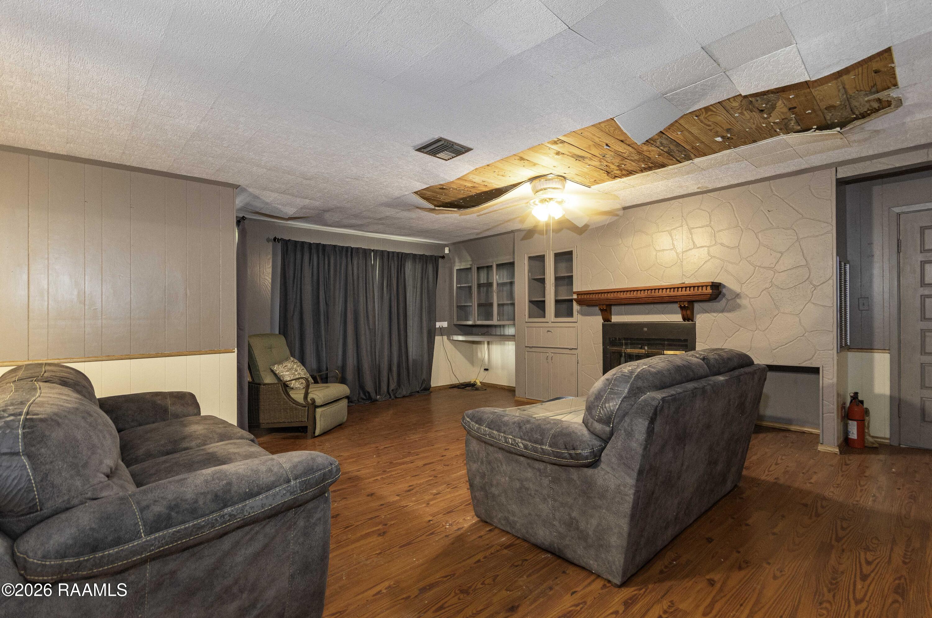21210 Chestnut Road Kaplan, LA 70548 - Photo 9 of 32 Living Room 1 (7)