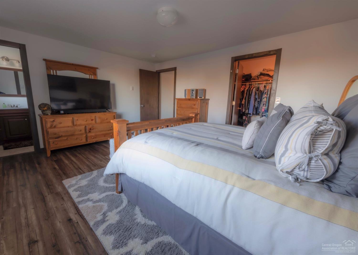 24415 Dodds Road Bend, OR 97701 - Photo 15 of 22 master bedroom