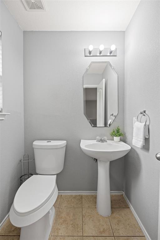 601 Amy Way Euless, TX 76039 - Photo 20 of 40 Half bath on 1st floor