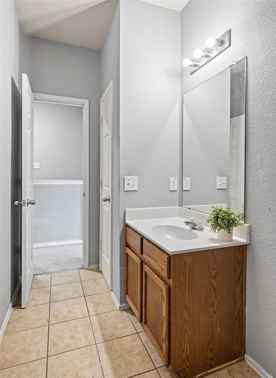 601 Amy Way Euless, TX 76039 - Photo 32 of 40 Hall Bath