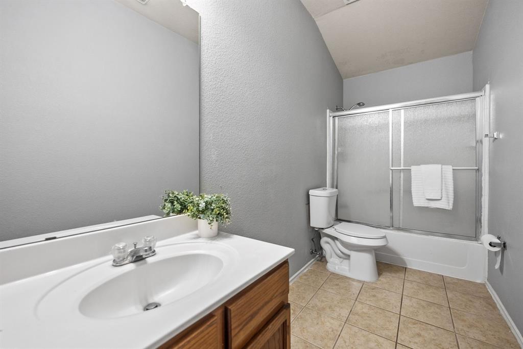 601 Amy Way Euless, TX 76039 - Photo 33 of 40 Hall Bath
