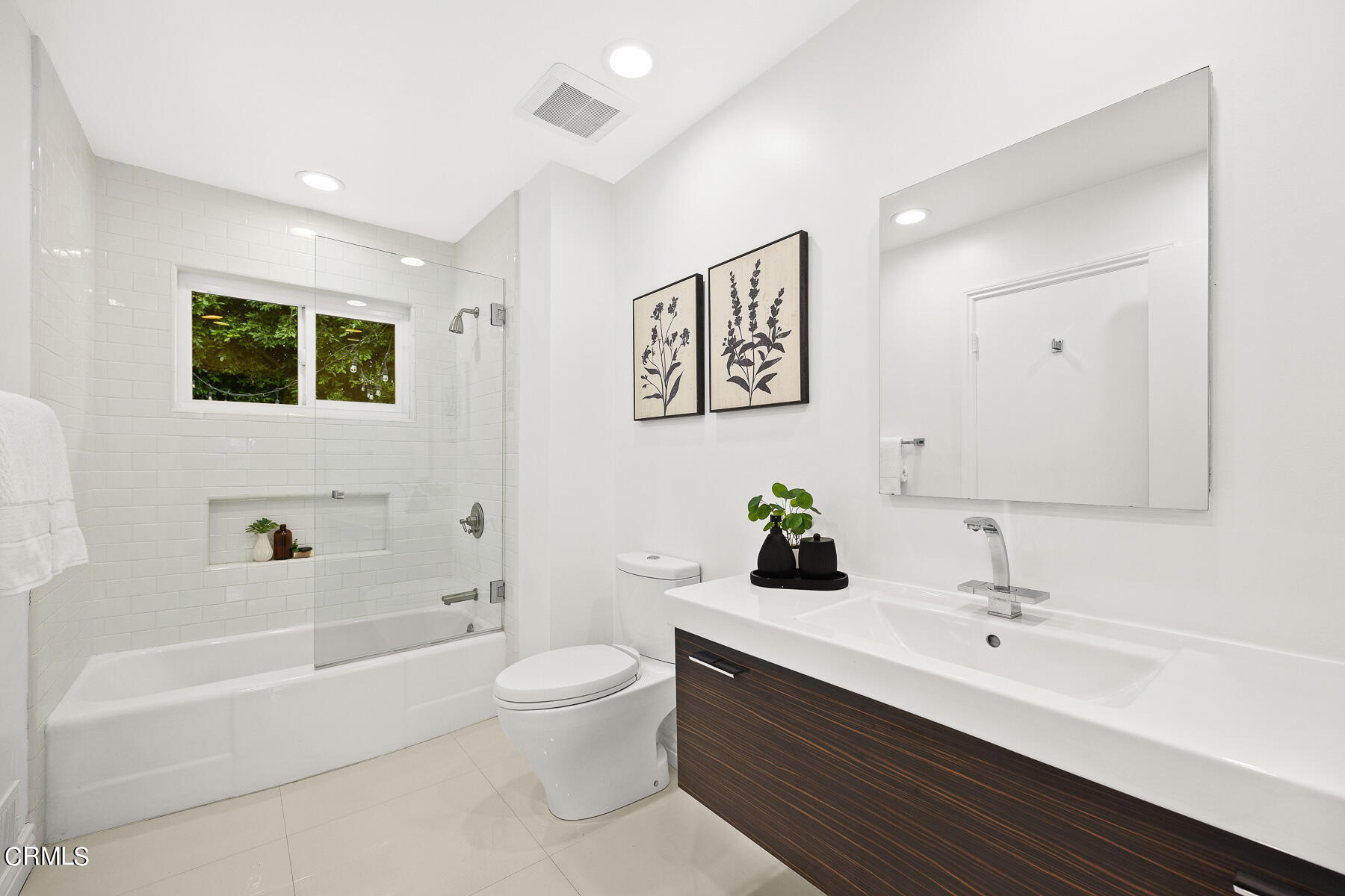 1770 Kaweah Drive Pasadena, CA 91105 - Photo 27 of 42 a bathroom with a sink a toilet and bathtub