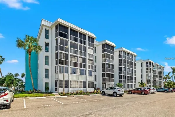 $3,200 | 4908 38th Way South, Unit 401, St. Petersburg, FL 33711