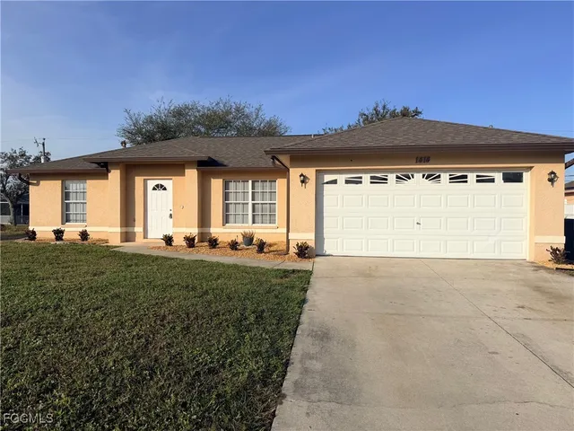 a view of a back yard of the house