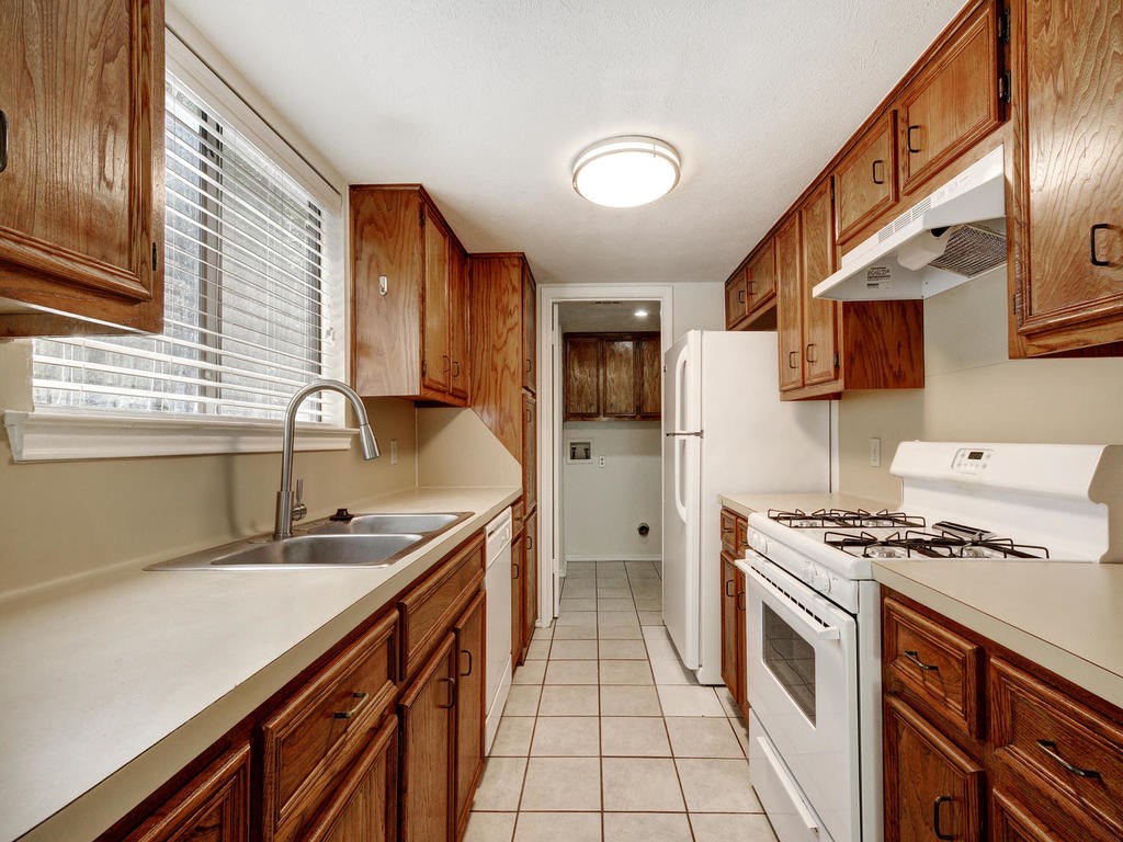 6521 Hart Lane Austin, TX 78731 - Photo 7 of 19