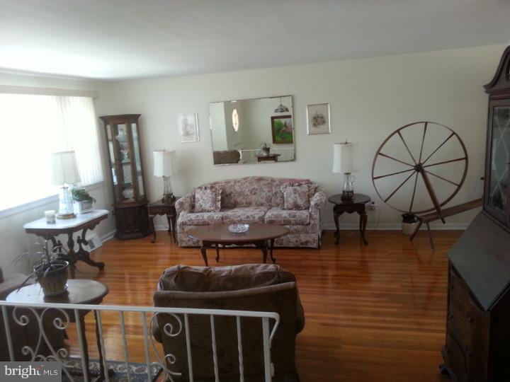 6 Anvil Road Aston, PA 19014 - Photo 9 of 25 Living Room