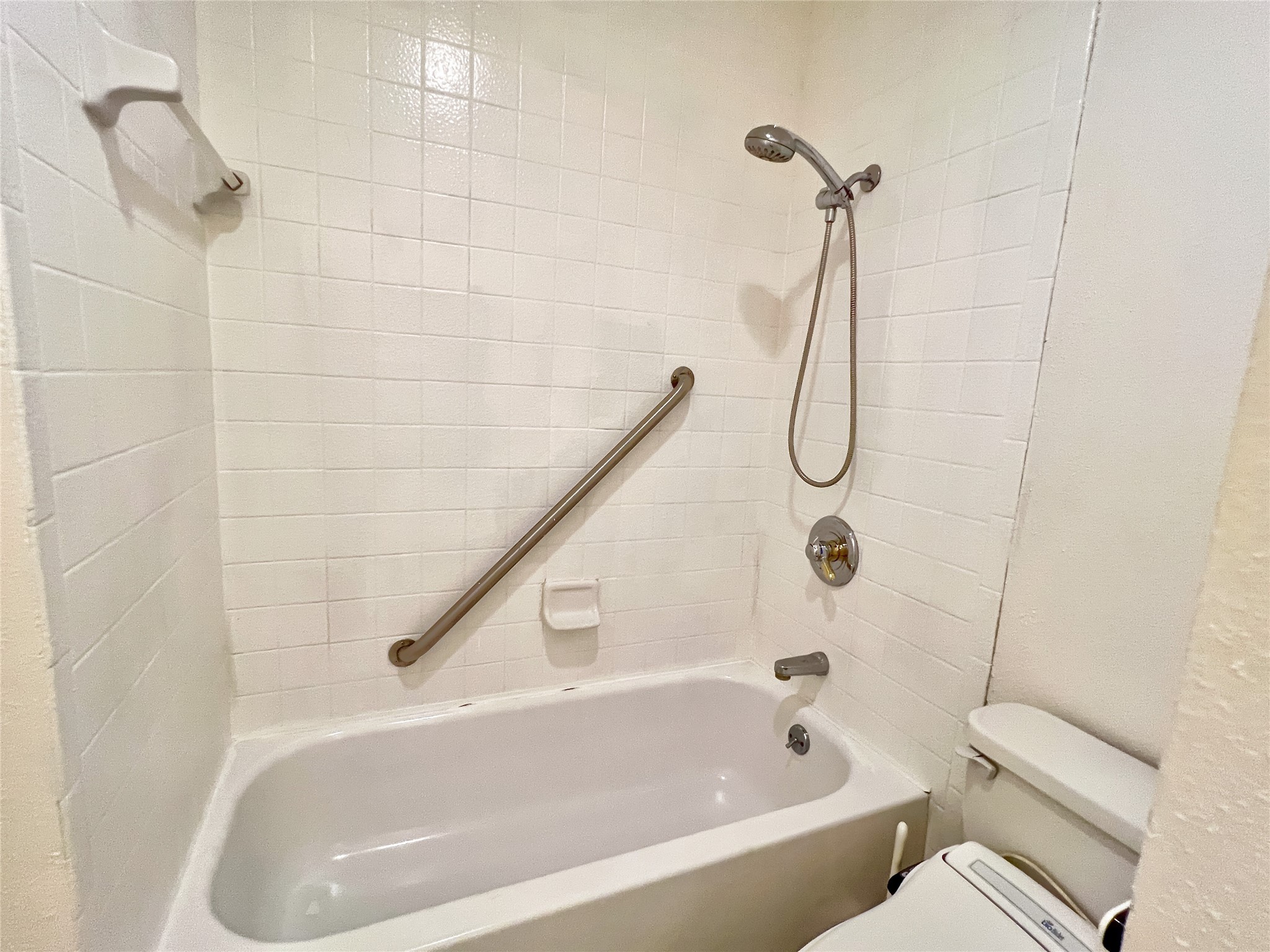 3130 Walnut Bend Lane, Unit 409 Houston, TX 77042 - Photo 19 of 30 SECONDAY BATHROOM