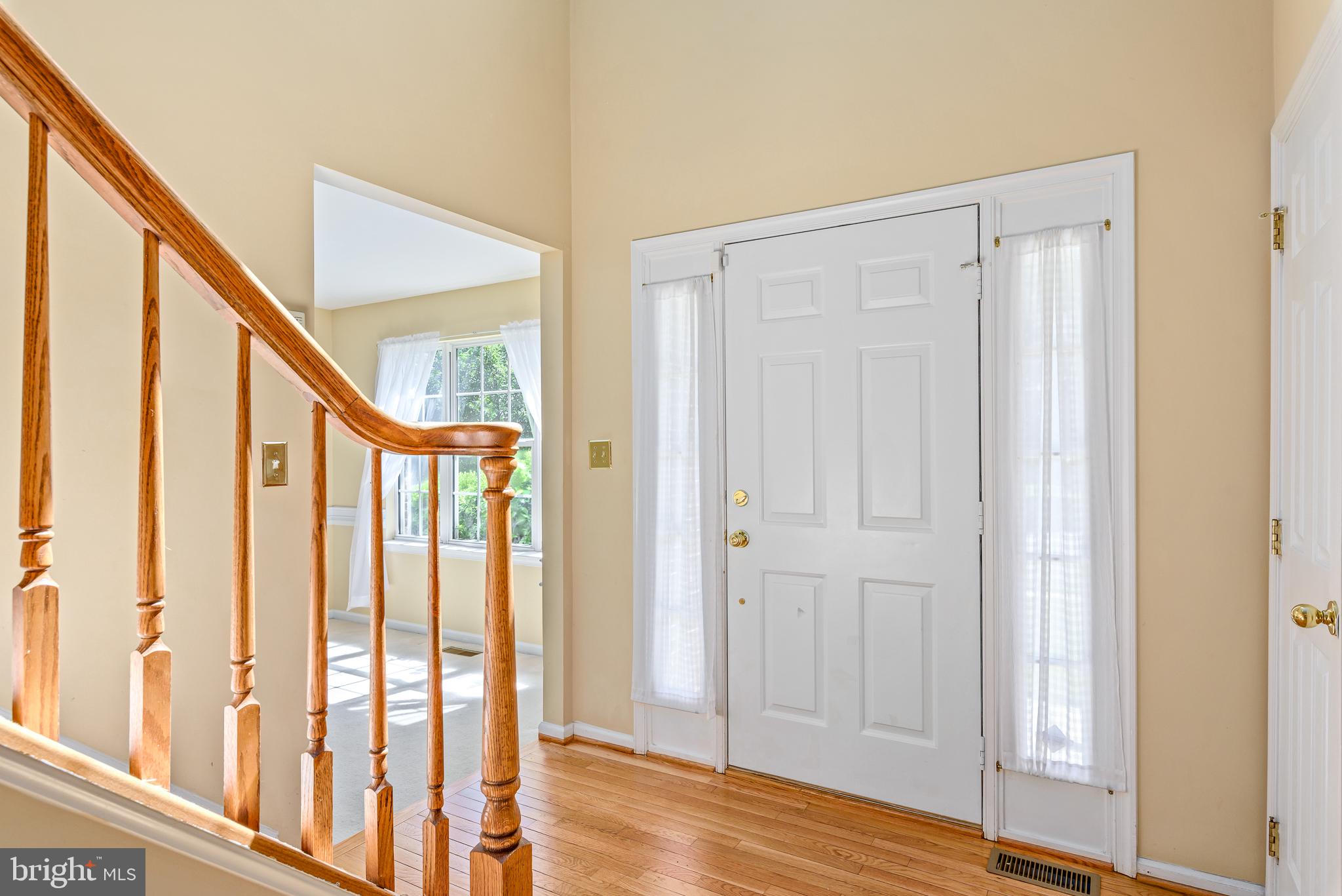 46490 Cedarhurst Drive Sterling, VA 20165 - Photo 4 of 37 Foyer