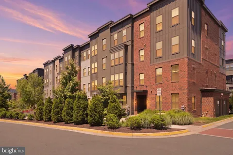 $688,000 | 12887 Sunrise Ridge Alley, Herndon, VA 20171